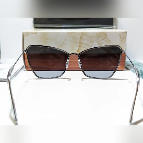 New Maui Jim Puakenikeni Shiny Silver Polarized Grey Lens  display picture 3